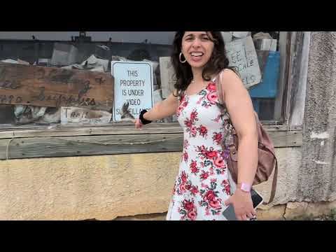 Louis takes date to charming small town Texas grocery store